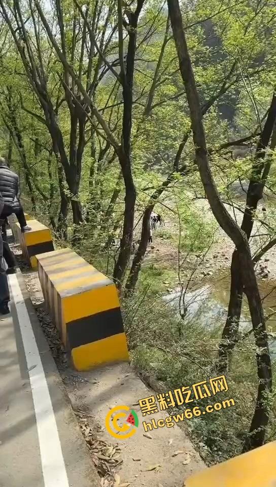 汉中勉县龙湾景区惊现社会姐持械现场，这家伙手里的不是传说中的真理吗？-8