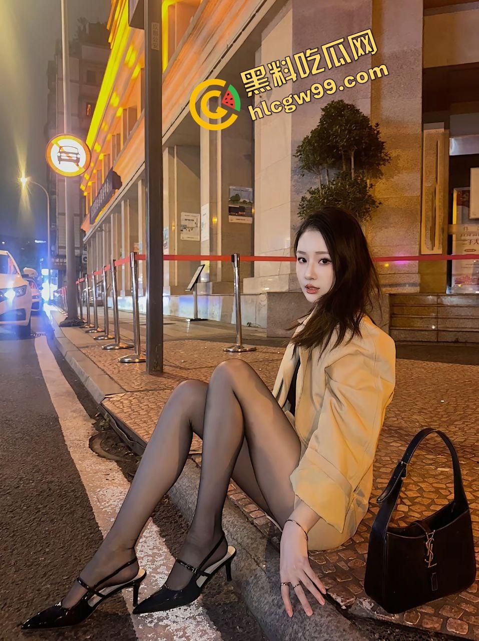 重口调教！成都骚鸡『于雯』喊闺蜜整活上演拉屎吃屎，2公狗躺地仙女蹲姿拉屎进嘴！独家曝光流出！-2