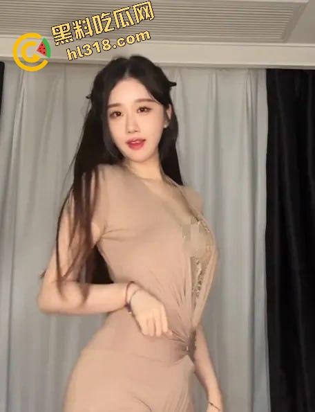 虎牙真神『轩子巨2兔』回归首秀自曝原装身材怒怼科技脸，直播剖析翘臀秘密找对象就得选纯天然！-6