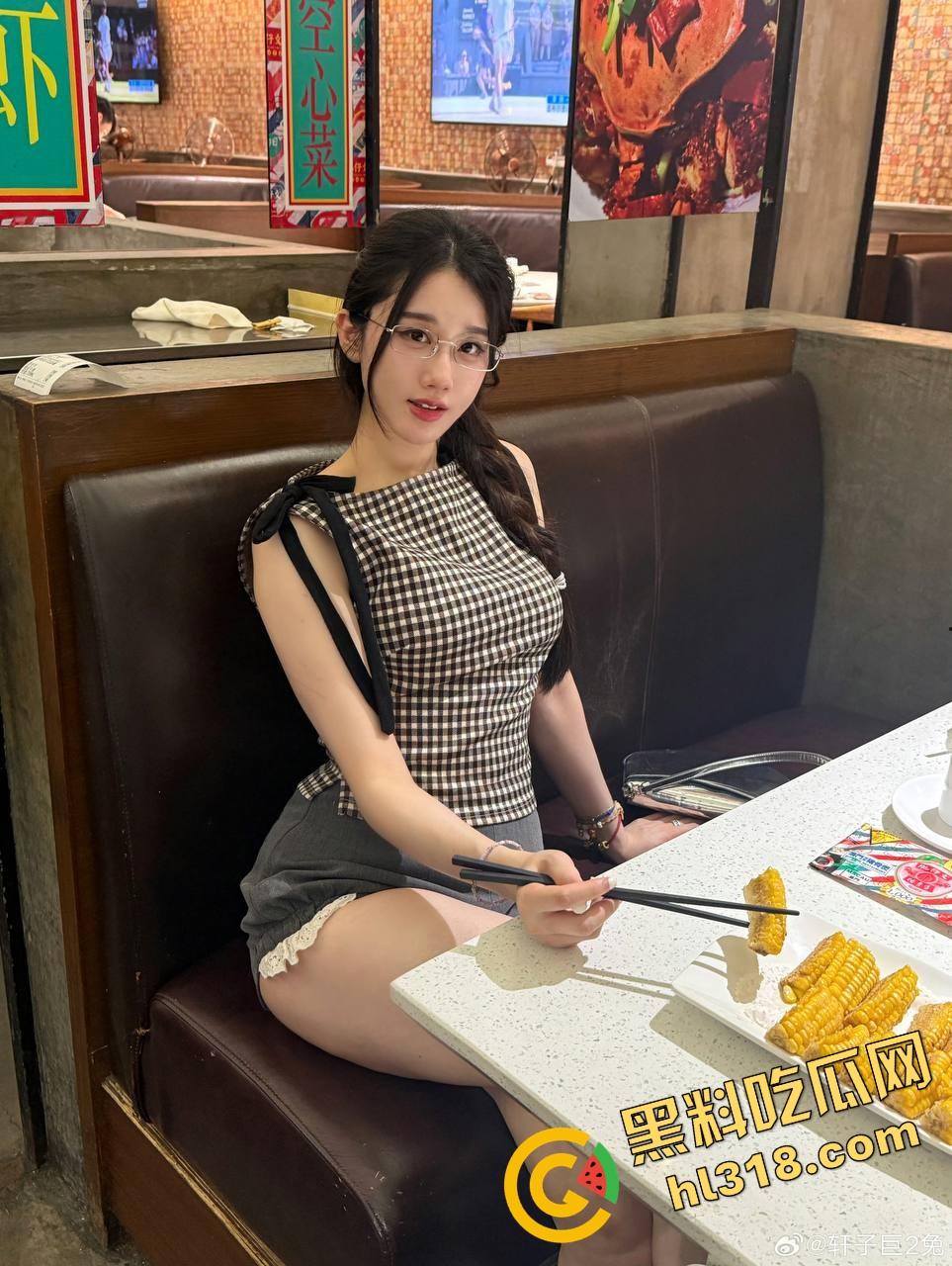 虎牙真神『轩子巨2兔』回归首秀自曝原装身材怒怼科技脸，直播剖析翘臀秘密找对象就得选纯天然！-22