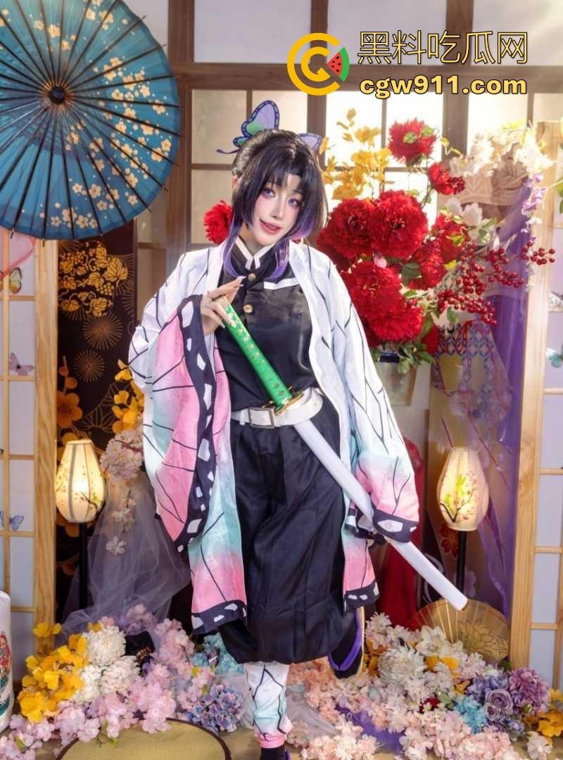 海外极品福利姬【Byoru】cos鬼灭之刃蝴蝶忍，童颜巨乳妖娆妩媚身姿，巨乳在布料下呼之欲出！-2