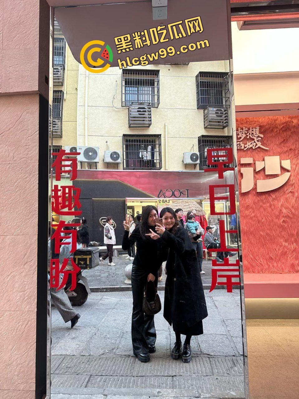 你大爷永远是你大爷！河南商丘农村少妇骚鸡，返乡回村穿肉丝与黑丝让大爷摸腿模玉足！这满足的笑容亮了！-2