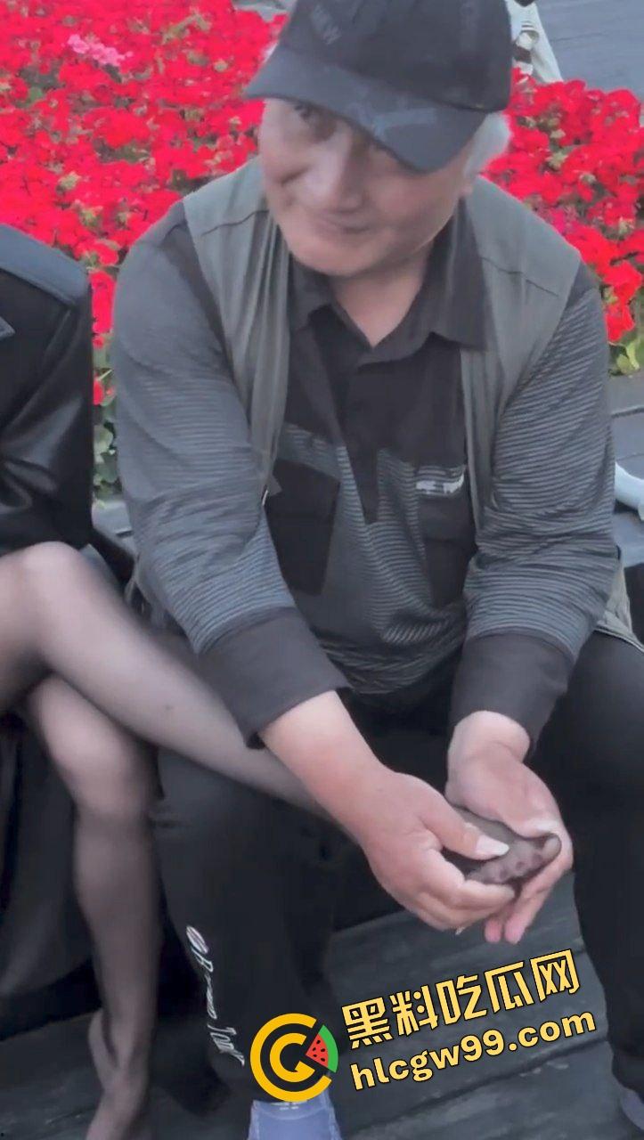 你大爷永远是你大爷！河南商丘农村少妇骚鸡，返乡回村穿肉丝与黑丝让大爷摸腿模玉足！这满足的笑容亮了！-7