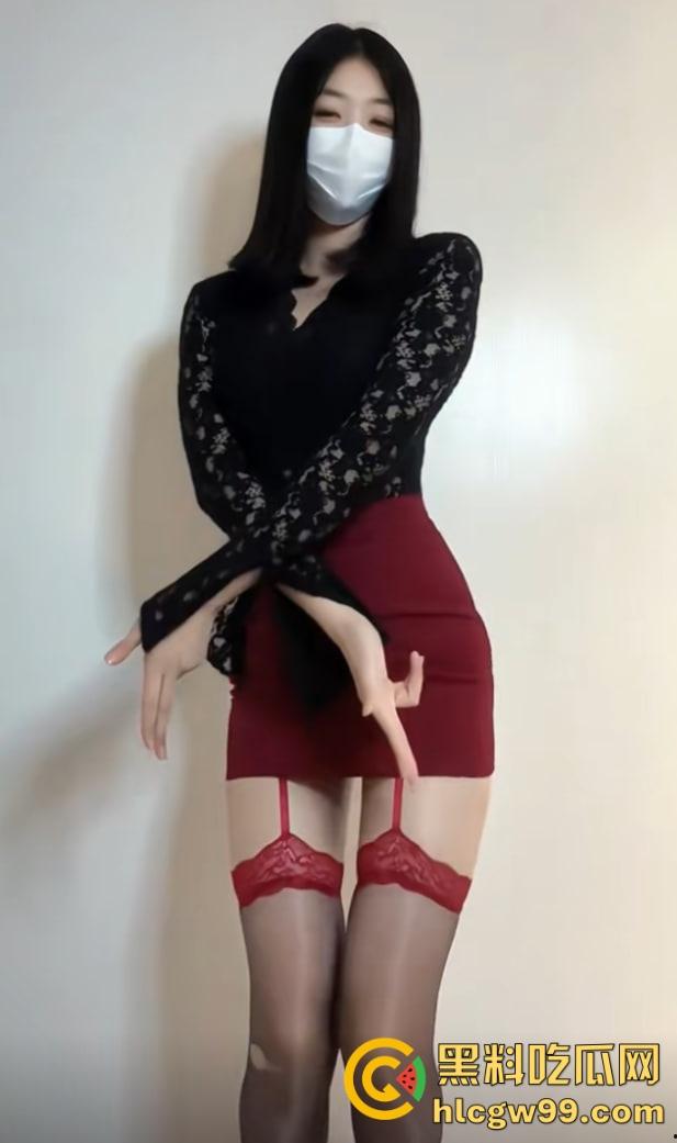 抖音30万粉网红『菜牙』伺候大哥，黑丝吊带抠逼自嗨喷水，给大哥定制福利视频，结果流出全网疯传！-10