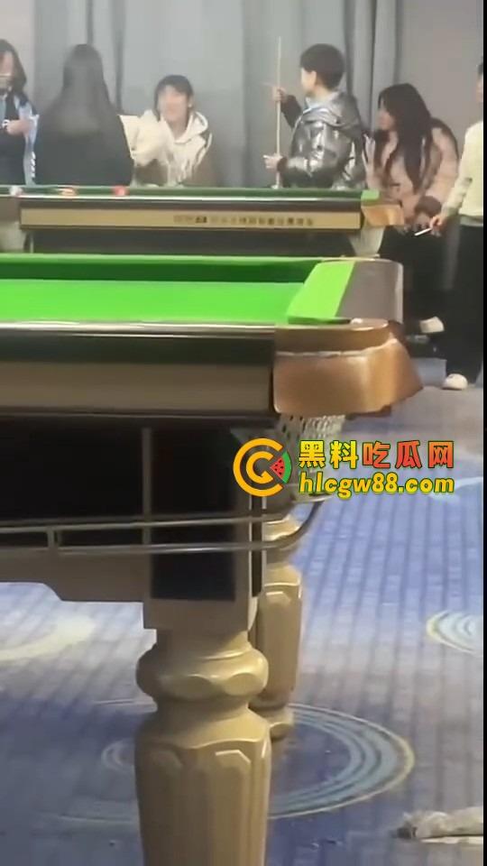 现在10后小学生都卷成这样了?嘴叼利群打台球还带妹,烟一口杆一打,童年直接过成社会大哥!-4