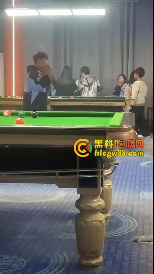 现在10后小学生都卷成这样了?嘴叼利群打台球还带妹,烟一口杆一打,童年直接过成社会大哥!-5
