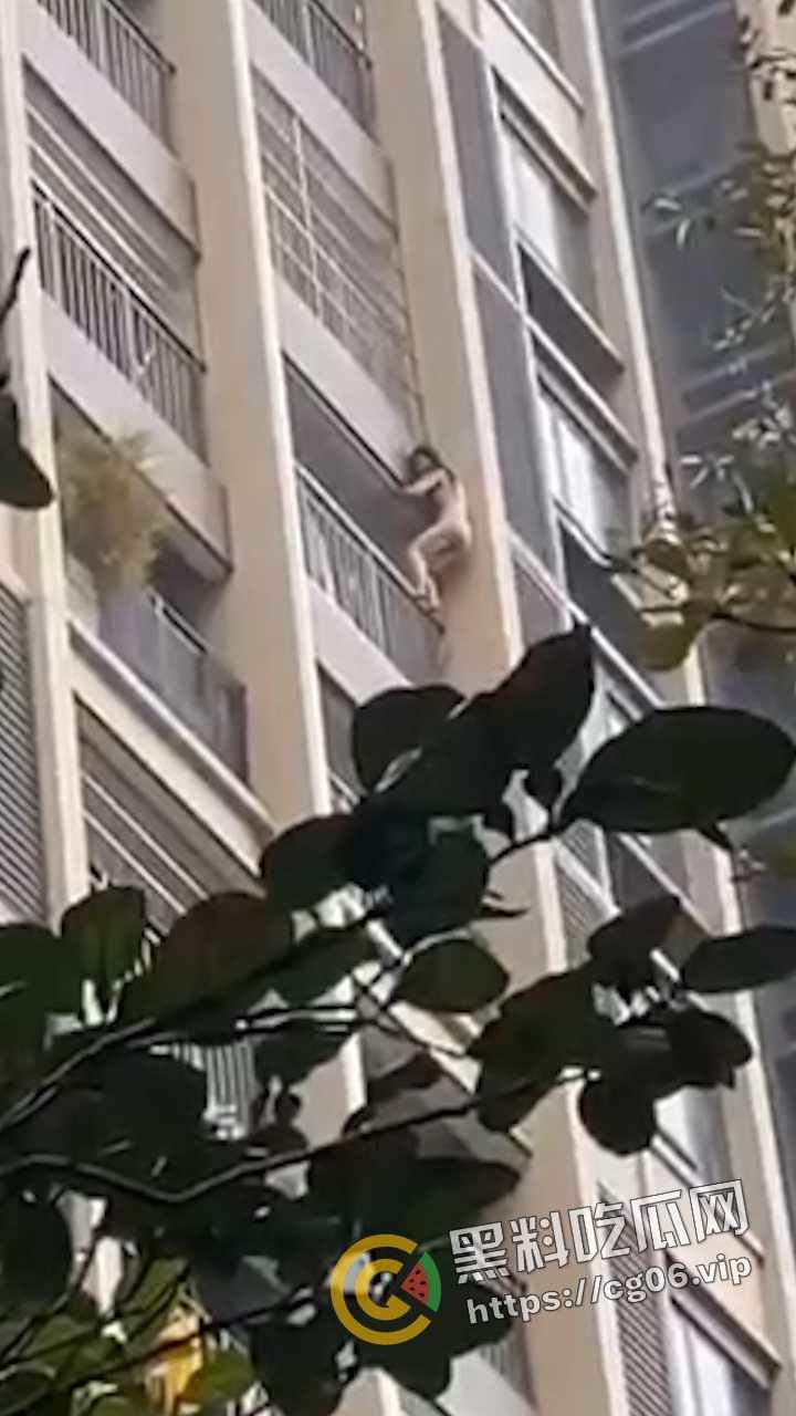 蜘蛛侠转世？发生火灾女子裸体徒手从十几层高楼爬下并安全获救 这阳台攀爬能力隔壁老王羡慕不已-5