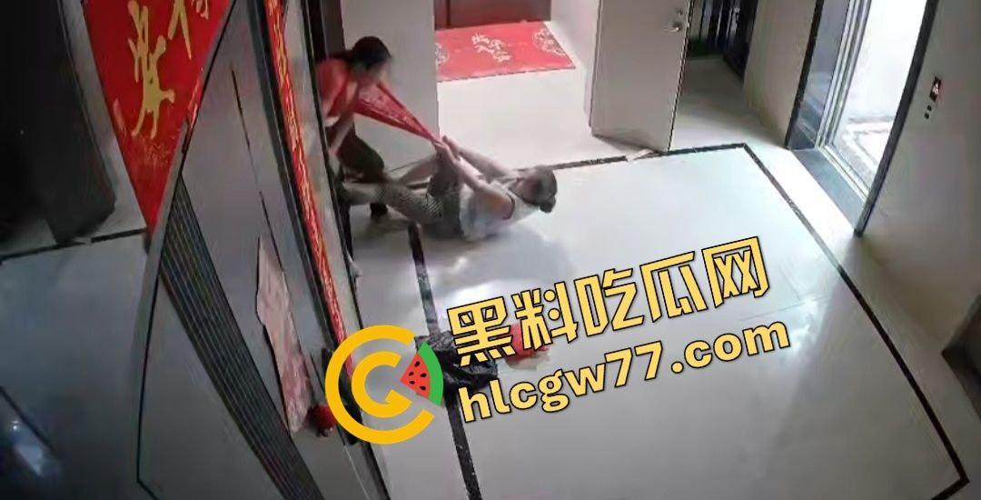 青岛阳光水岸疯老太夜袭邻居，老人被揍成猪头，监控曝变态暴行！-4