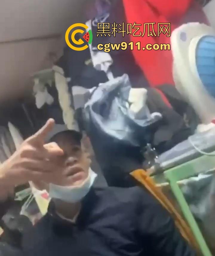 抓奸现场曝光,搞破鞋被捉奸裸体暴打,腹肌猛男被十多人围观下还能面不改色,心理素质极强啊!-10