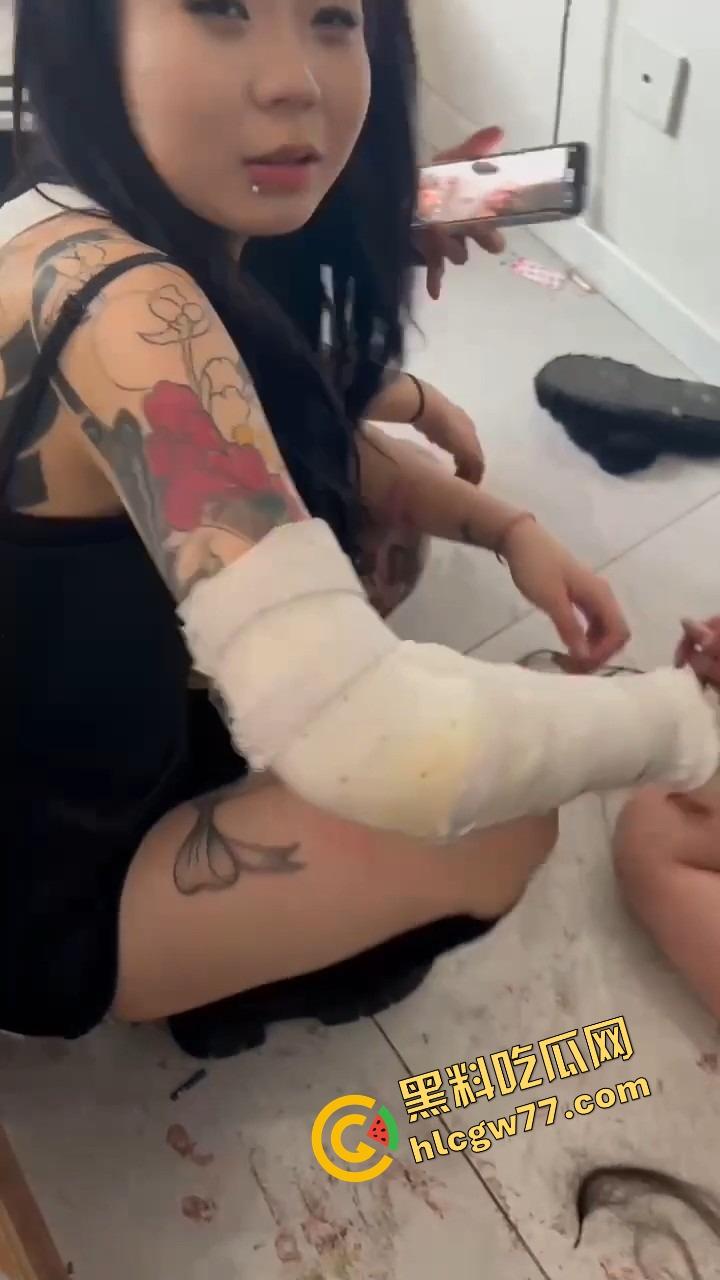 抖音婊【王幼宁】带精神姐妹团持刀狂殴女同学，边打边笑像疯狗，青楼绿茶本性曝光！-5