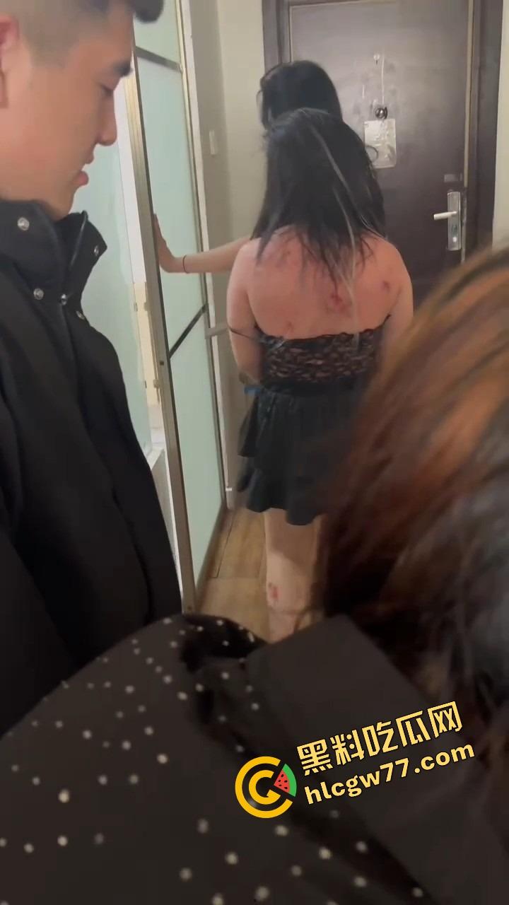 抖音婊【王幼宁】带精神姐妹团持刀狂殴女同学，边打边笑像疯狗，青楼绿茶本性曝光！-8