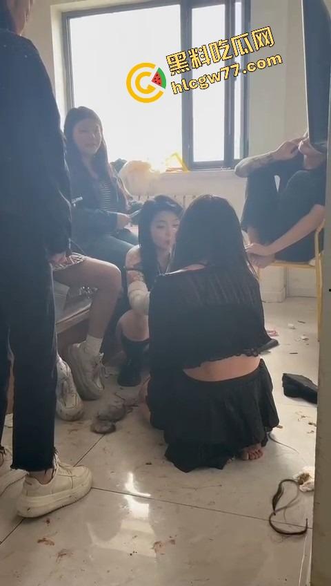 抖音婊【王幼宁】带精神姐妹团持刀狂殴女同学，边打边笑像疯狗，青楼绿茶本性曝光！-13