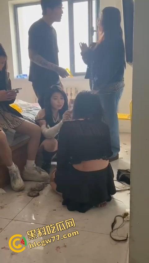 抖音婊【王幼宁】带精神姐妹团持刀狂殴女同学，边打边笑像疯狗，青楼绿茶本性曝光！-15