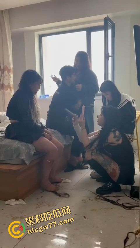 抖音婊【王幼宁】带精神姐妹团持刀狂殴女同学，边打边笑像疯狗，青楼绿茶本性曝光！-18