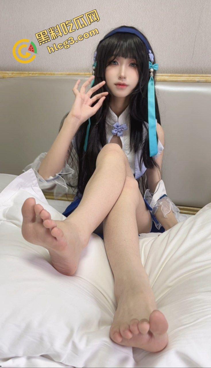 足控界天花板 推特『xixi』cos多位游戏角色 多角度展露大长腿 道具玩弄玉足 高价会员福利-2