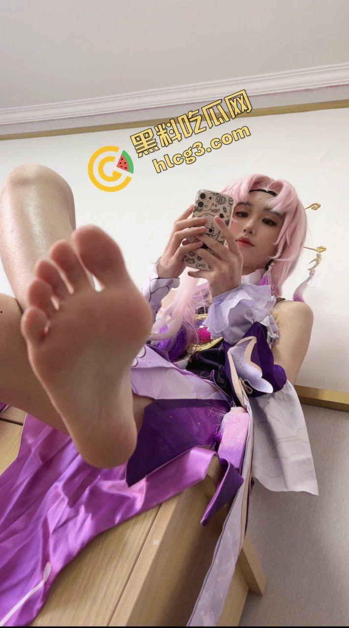 足控界天花板 推特『xixi』cos多位游戏角色 多角度展露大长腿 道具玩弄玉足 高价会员福利-4