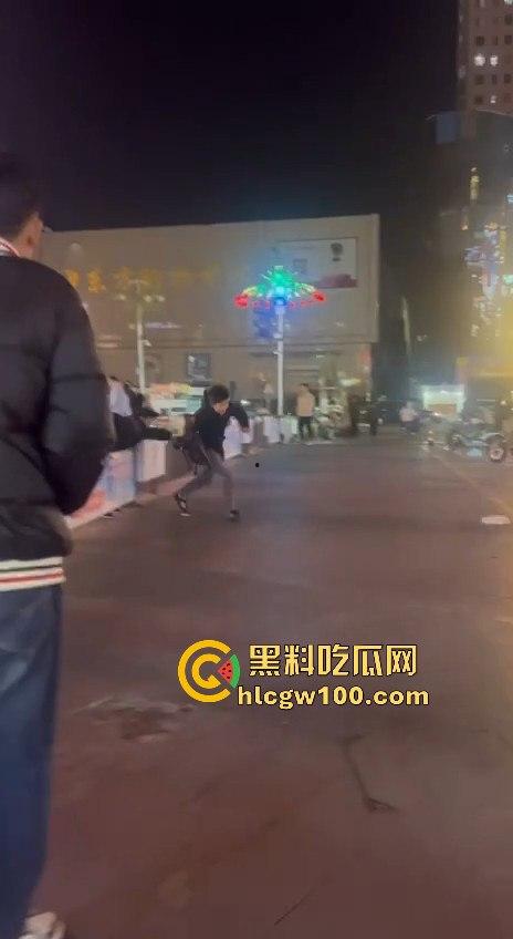 临沂精神小伙街头砍人,是报复社会?还是寻事报仇?再打进去了 飞机都打不了了。-2