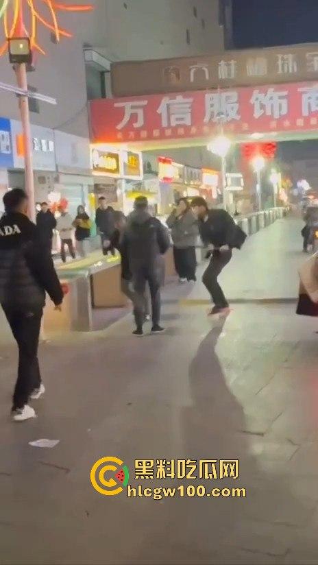 临沂精神小伙街头砍人,是报复社会?还是寻事报仇?再打进去了 飞机都打不了了。-5