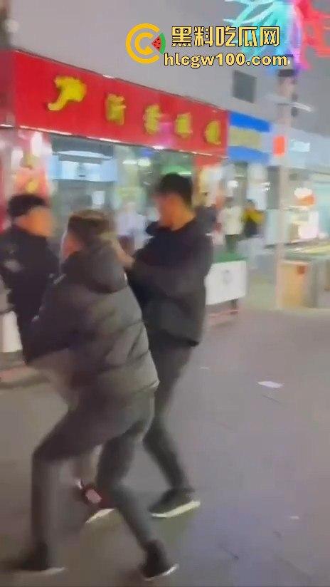 临沂精神小伙街头砍人,是报复社会?还是寻事报仇?再打进去了 飞机都打不了了。-10