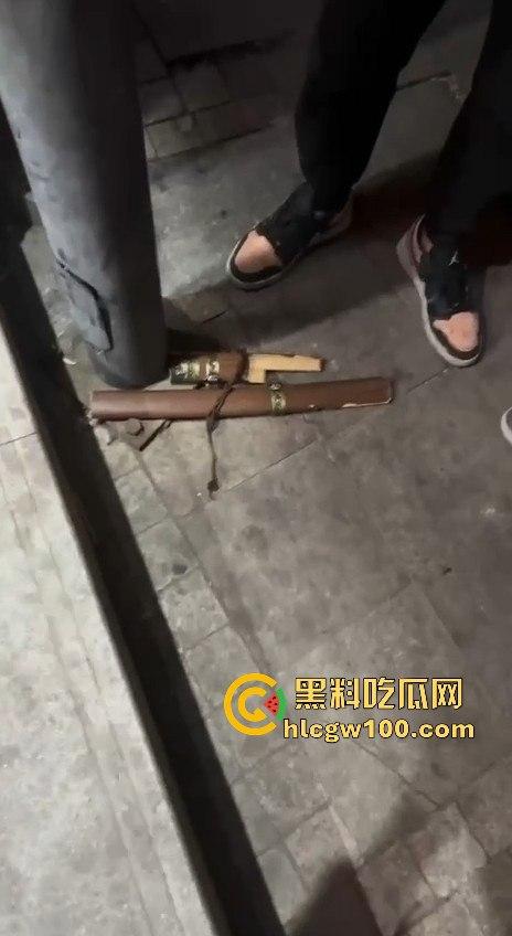 临沂精神小伙街头砍人,是报复社会?还是寻事报仇?再打进去了 飞机都打不了了。-11