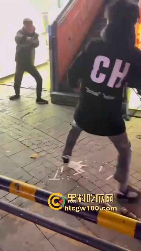 临沂精神小伙街头砍人,是报复社会?还是寻事报仇?再打进去了 飞机都打不了了。-12