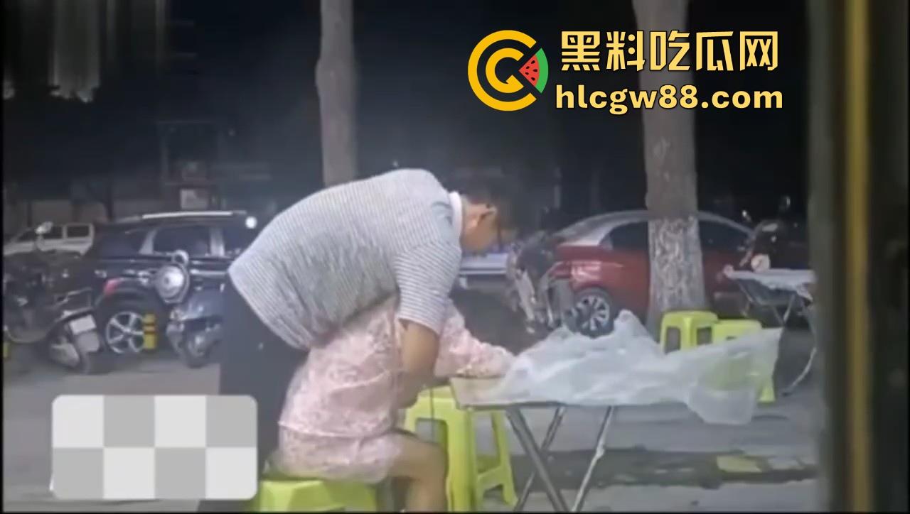 湖北巨乳少妇在大排档酒醉被两大哥摸胸揩油,酒醉的怎么摸都没反应,放开她让我来!-1