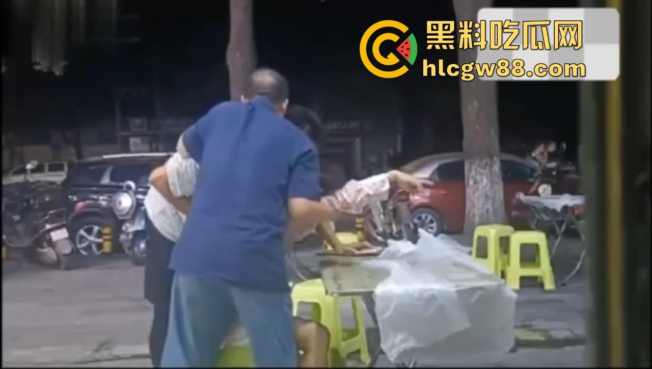 湖北巨乳少妇在大排档酒醉被两大哥摸胸揩油,酒醉的怎么摸都没反应,放开她让我来!-8