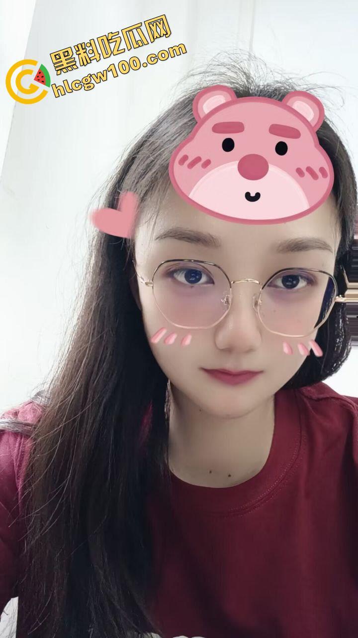 武汉大学反差母狗【马晓娜】，揉捏巨乳直翻白眼，淫水打湿逼毛裸聊视频分手惨遭泄密-1