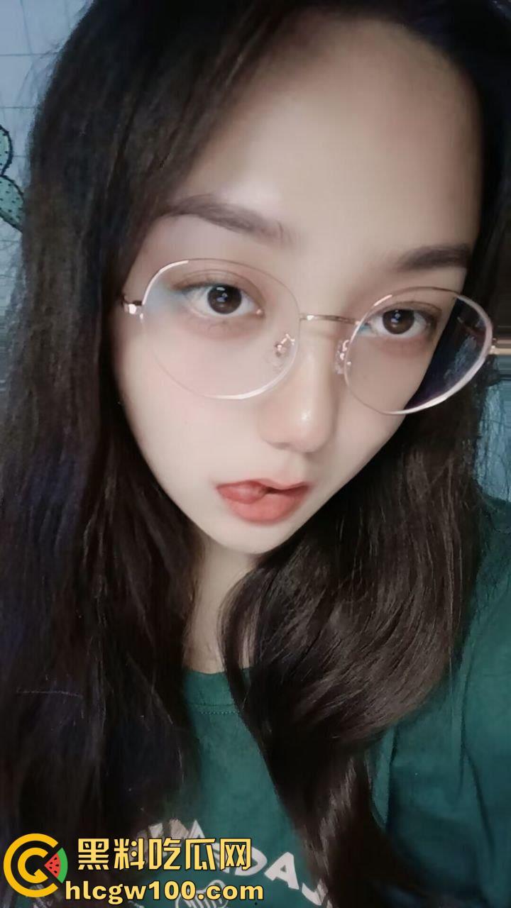 武汉大学反差母狗【马晓娜】，揉捏巨乳直翻白眼，淫水打湿逼毛裸聊视频分手惨遭泄密-3