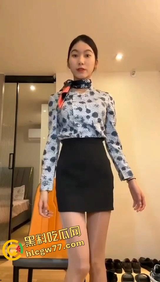 咸阳高颜值实习乘务员『王明倪』黑丝白丝全定制，阴唇发黑骚得宿舍里蝴蝶逼抠到喷水！-3