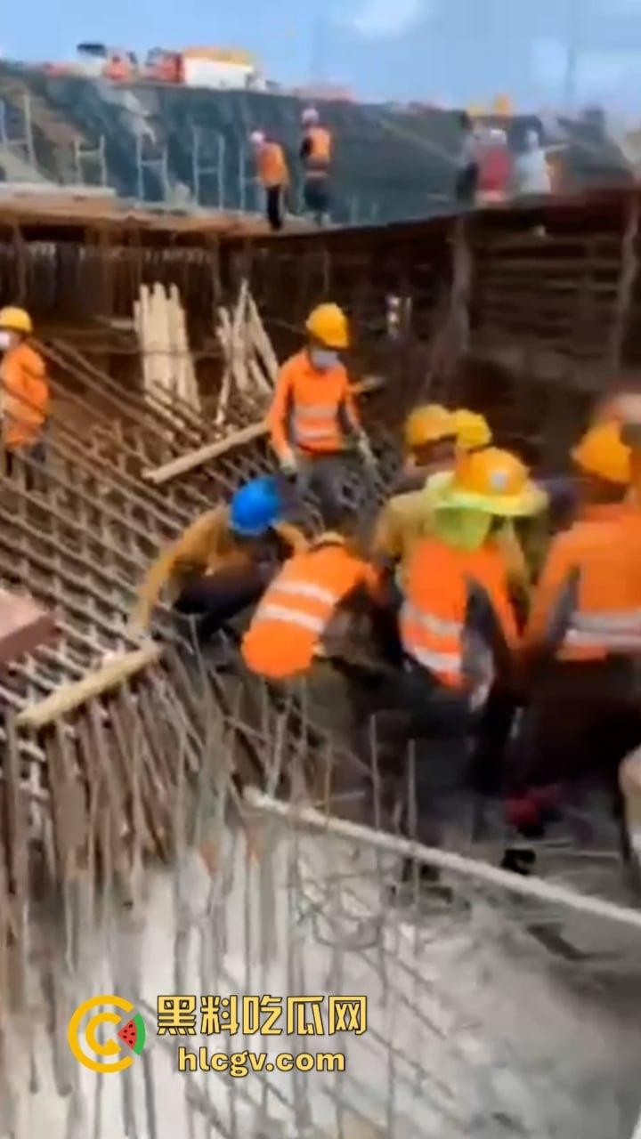 蛋疼!菲律宾工地小哥施工失误被钢管穿蛋而过 命根子保不住了-1