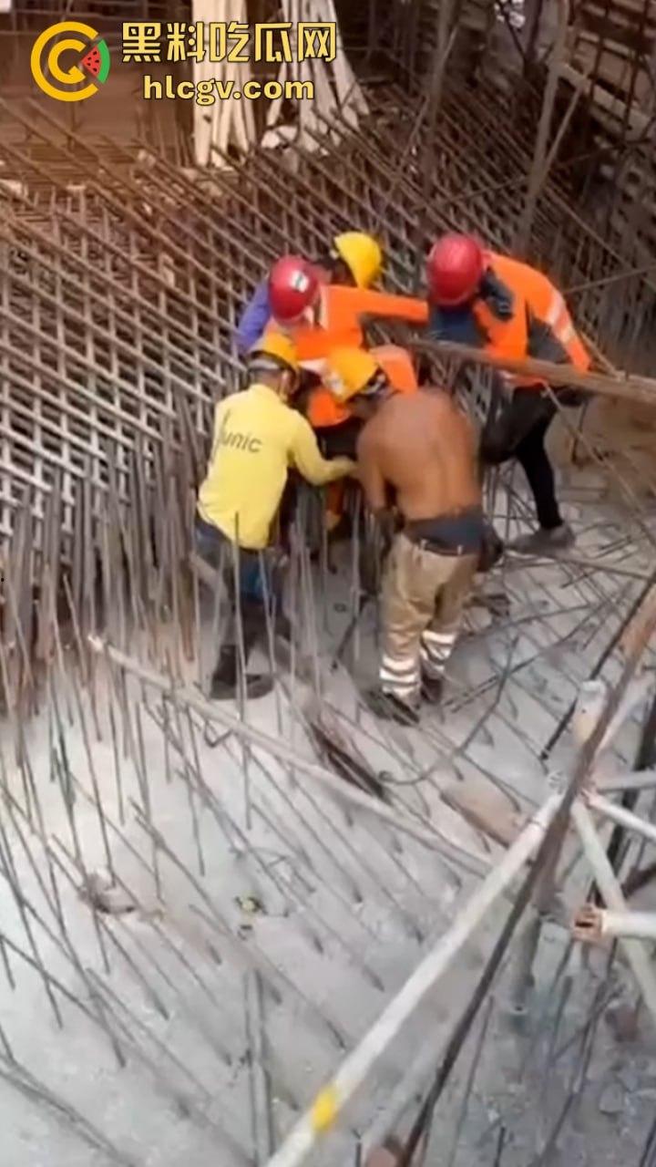 蛋疼!菲律宾工地小哥施工失误被钢管穿蛋而过 命根子保不住了-2