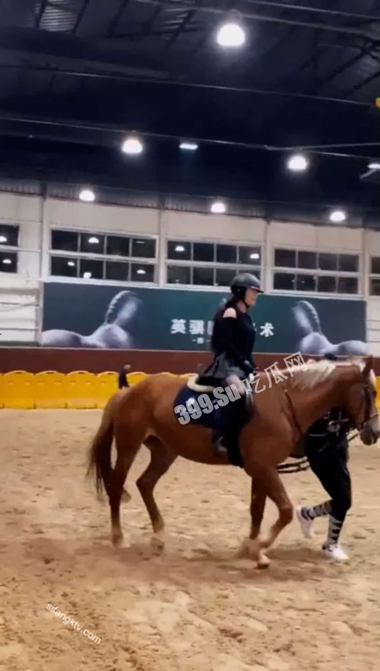 #网红 秀人网极品靓 #模特 #鹿依 啪啪私拍流出 #黑丝 长腿扛着猛操 完美 #露脸-1