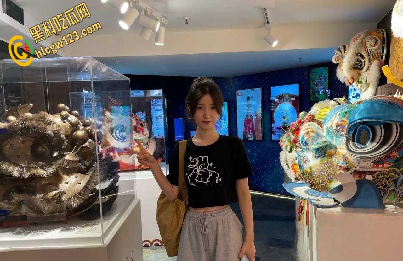 女大学生实习和男友同居,被调教的非常听话,穿着情趣内衣和丝袜摆好姿势等着男友操逼!-4