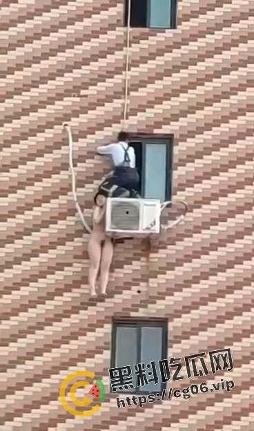 天津小三偷情被撞见 全裸跑路挂在窗户上 最后救援失败当场坠亡 现场画面曝光-1