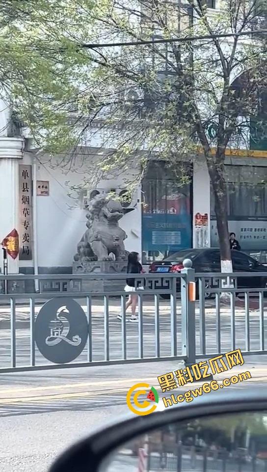 上海集美磕美弗药磕上头，大白天马路边发疯跳舞、嘴里念咒还自扇耳光，精神状态直接碎成渣！-13