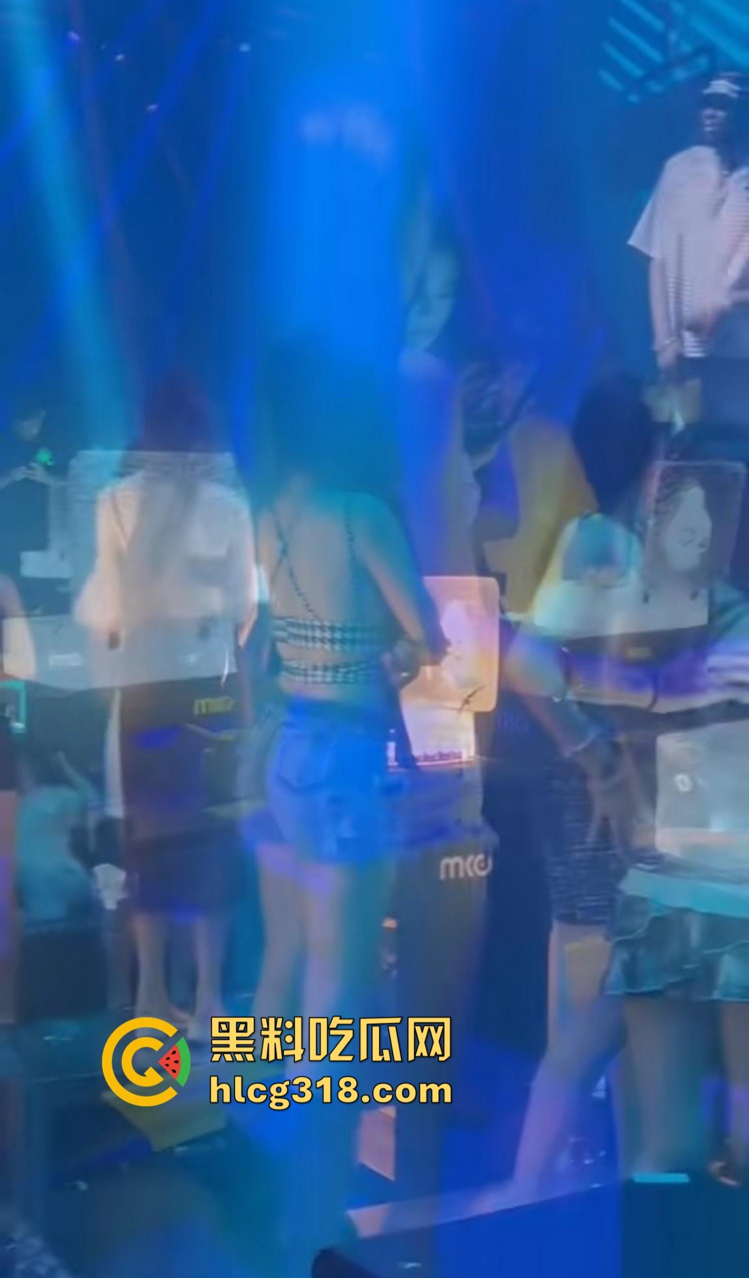 福州MK酒吧半夜淫乱失控,俩妹大厅脱光被大哥轮流狂操,咱就说也是第一次知道酒吧能玩3P!-6