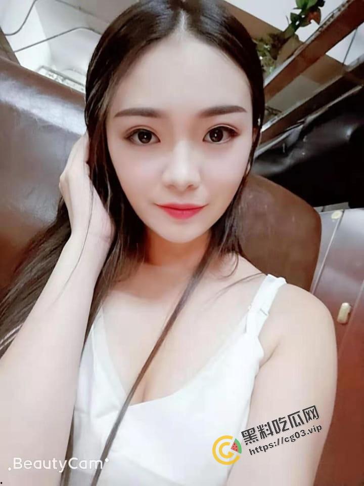 反差曝光「小蓝」约炮友在酒店玩3P，走廊上激情狂怼，妹子真能忍愣是一声都不叫 进入房间直接瘫软-3