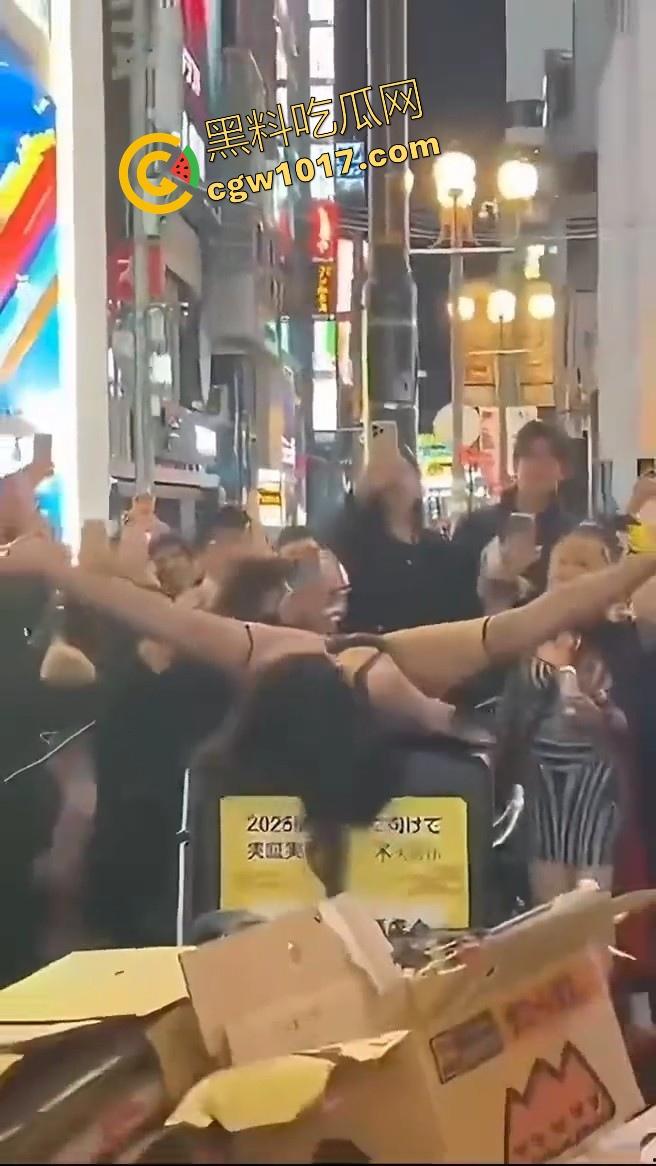 日本街头的万圣节！这你确定不是在拍片嘛，这是借着万圣节的节日来宣称的吧，极品漏奶小天使到处都是，狠狠羡慕了！-8