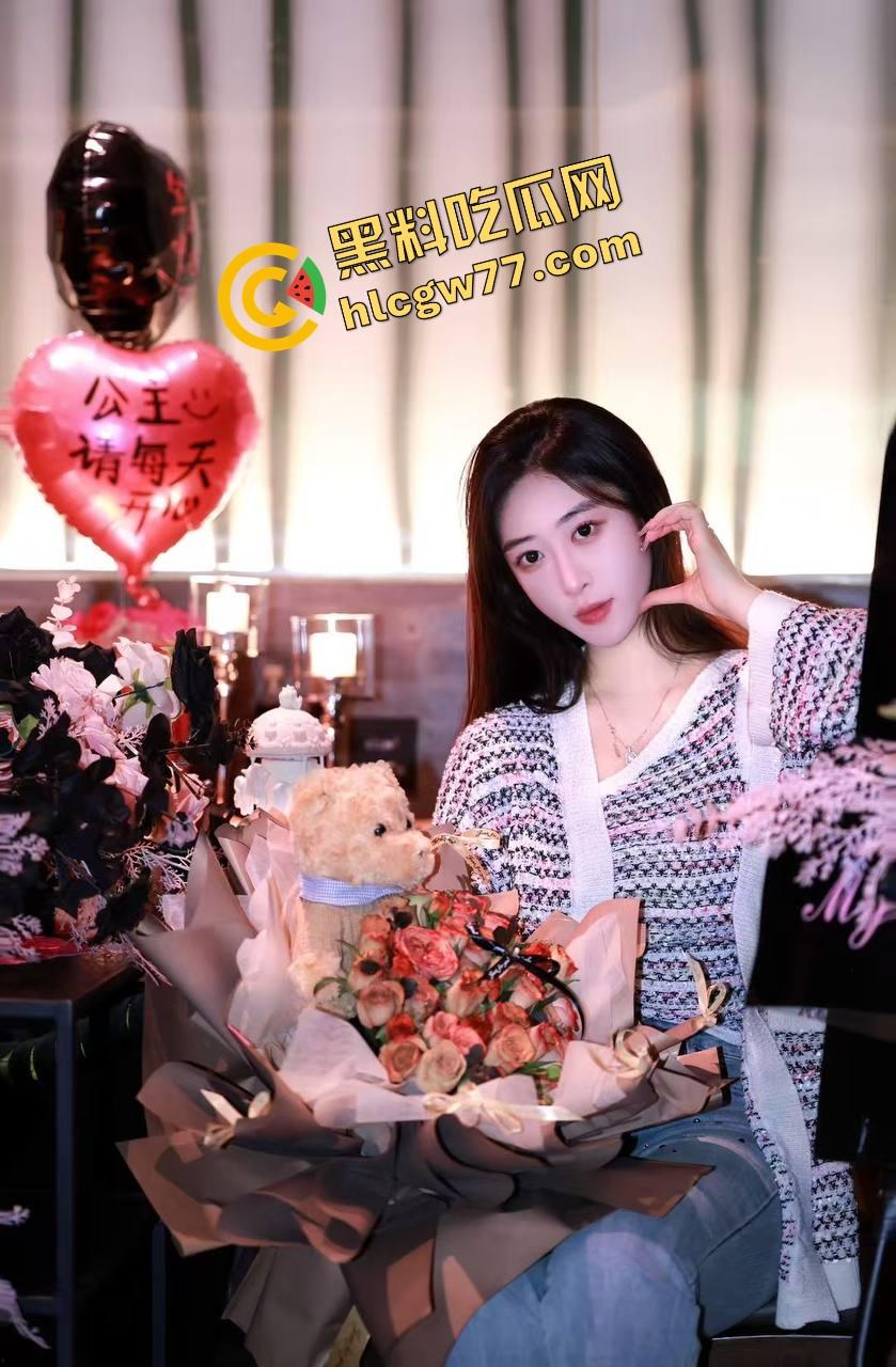 老牛吃嫩草 90后骚逼老婆轻轻一揉就喷水,不用插进去光摸就高潮,别太离谱!-1