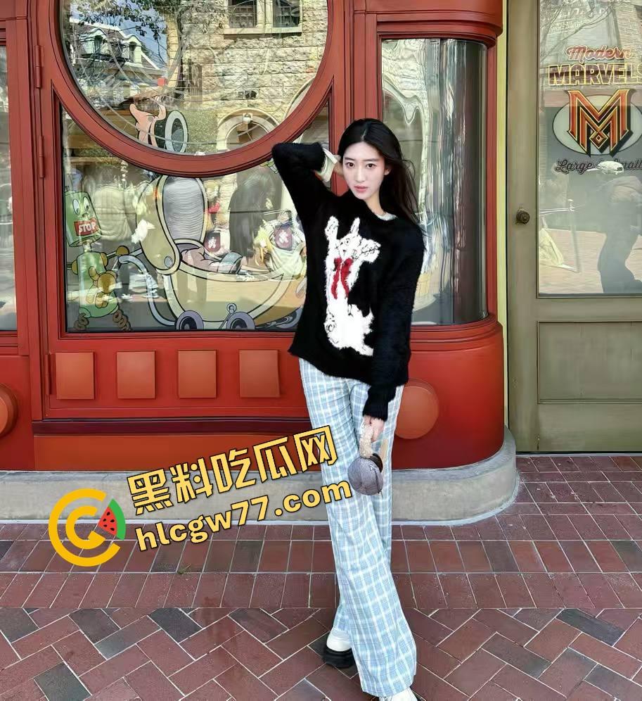 老牛吃嫩草 90后骚逼老婆轻轻一揉就喷水,不用插进去光摸就高潮,别太离谱!-3