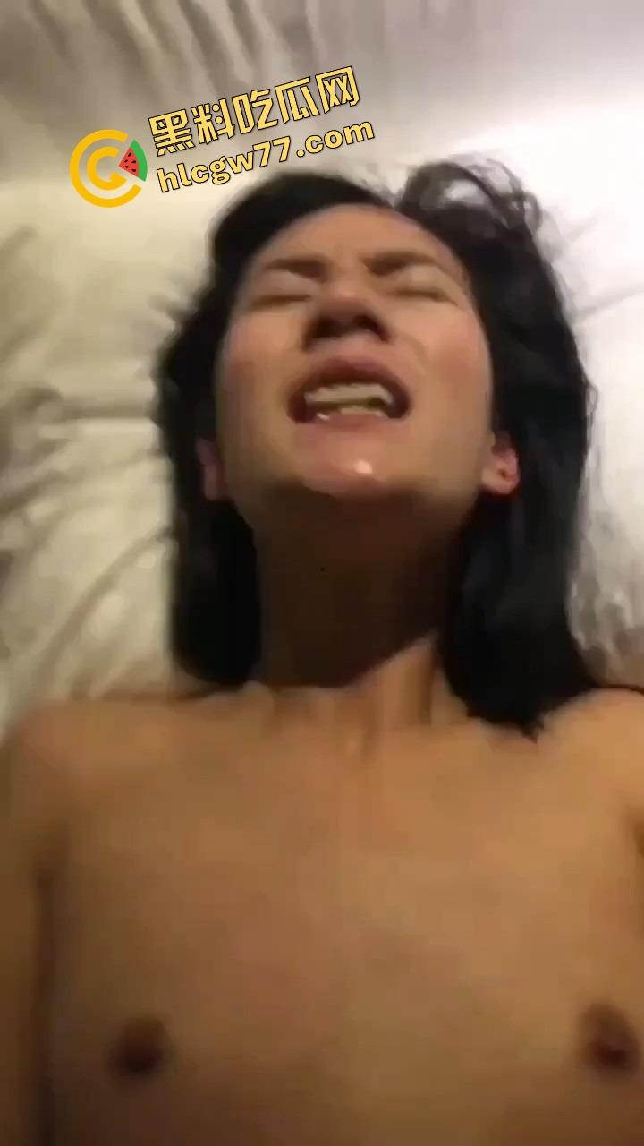 老牛吃嫩草 90后骚逼老婆轻轻一揉就喷水,不用插进去光摸就高潮,别太离谱!-12