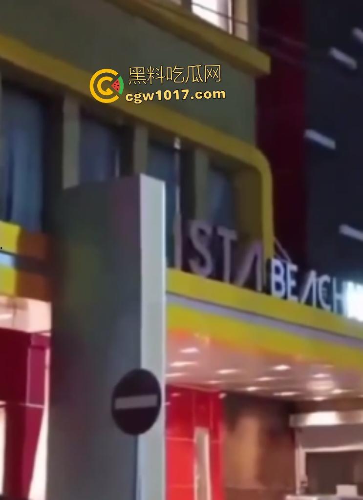 河南洛阳老王偷情被原配抓包,变猴子飞檐走壁抓电线逃阳台险些露牛子,一跳下来观众蜂拥围堵,老王这回你惨了!-1