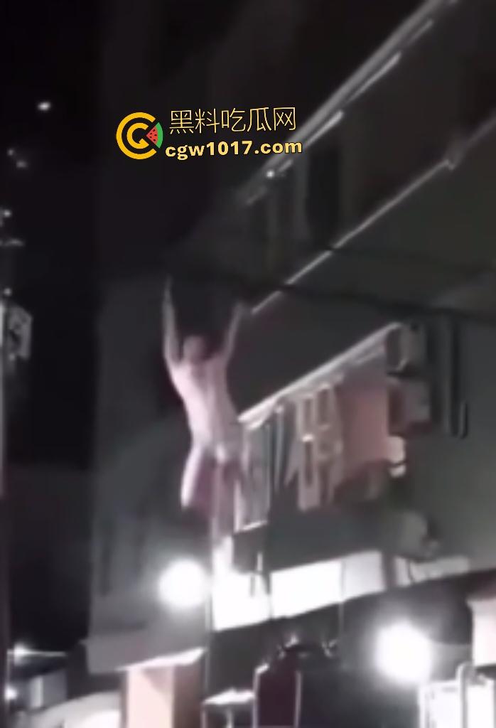 河南洛阳老王偷情被原配抓包,变猴子飞檐走壁抓电线逃阳台险些露牛子,一跳下来观众蜂拥围堵,老王这回你惨了!-2