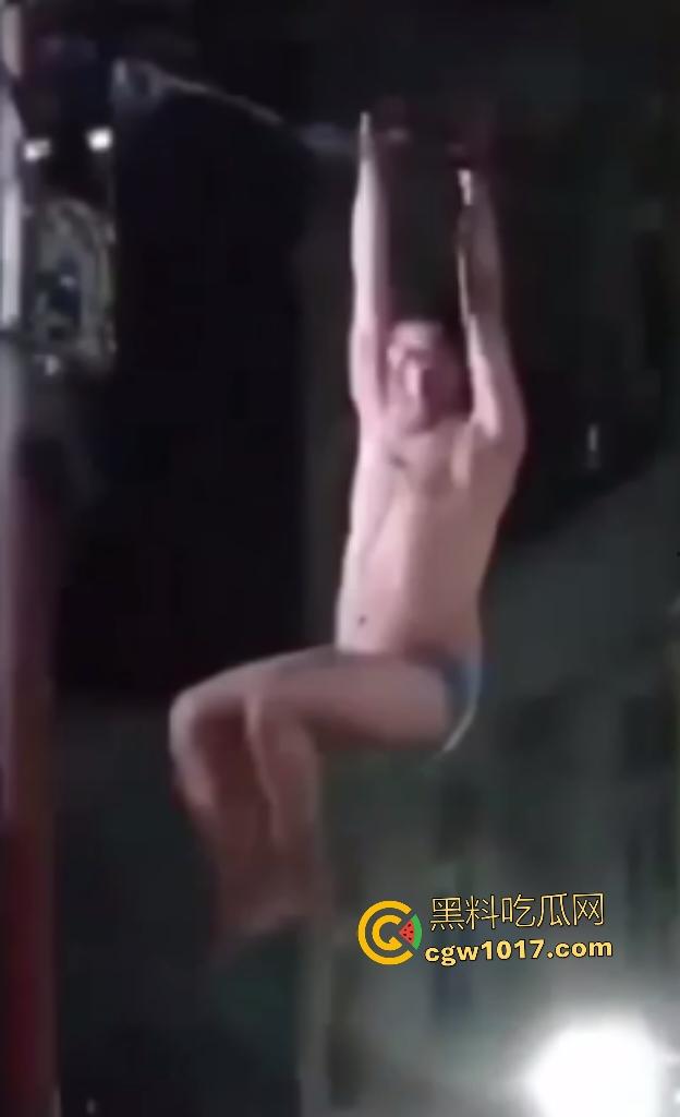 河南洛阳老王偷情被原配抓包,变猴子飞檐走壁抓电线逃阳台险些露牛子,一跳下来观众蜂拥围堵,老王这回你惨了!-3