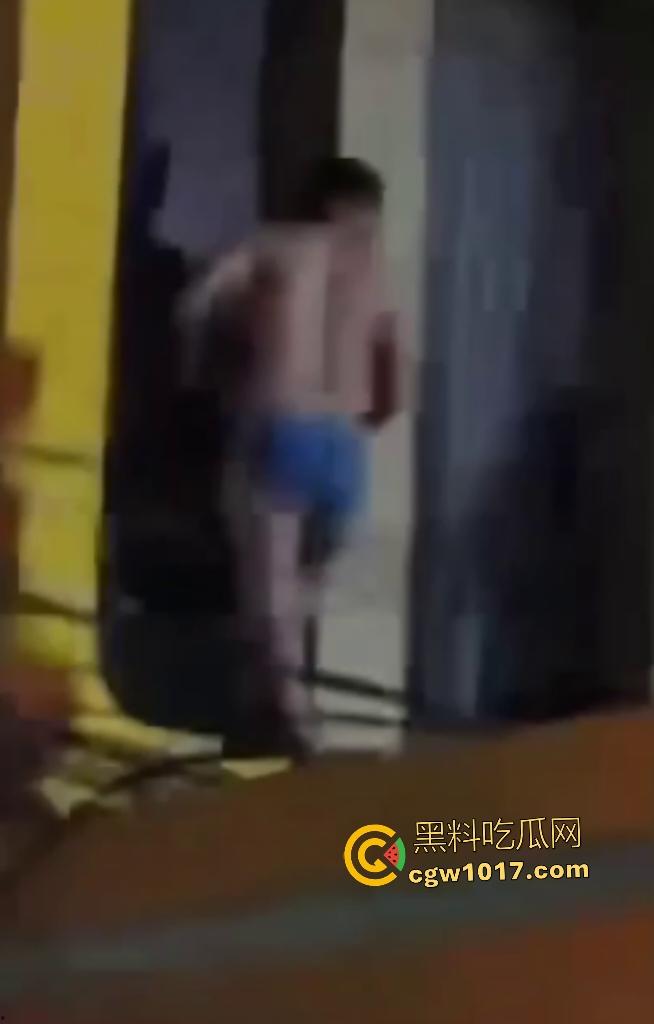 河南洛阳老王偷情被原配抓包,变猴子飞檐走壁抓电线逃阳台险些露牛子,一跳下来观众蜂拥围堵,老王这回你惨了!-5