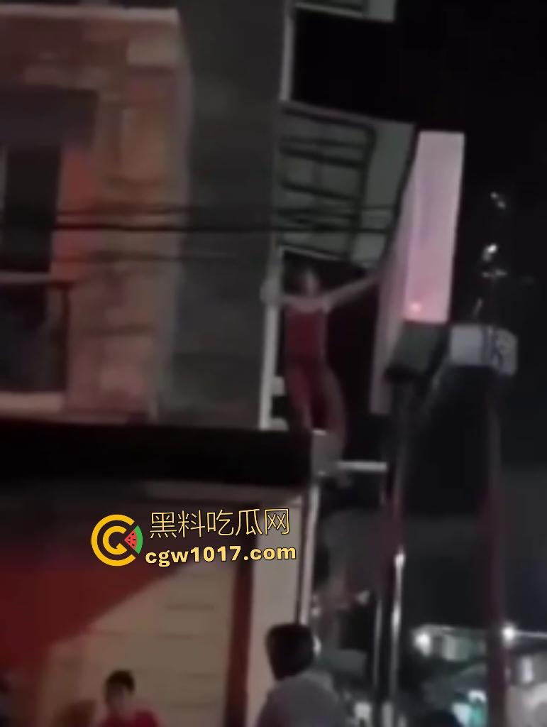 河南洛阳老王偷情被原配抓包,变猴子飞檐走壁抓电线逃阳台险些露牛子,一跳下来观众蜂拥围堵,老王这回你惨了!-6