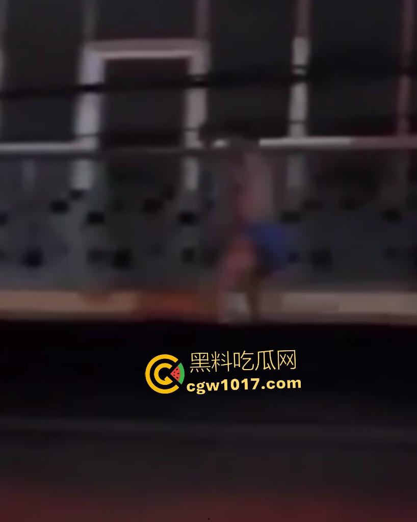 河南洛阳老王偷情被原配抓包,变猴子飞檐走壁抓电线逃阳台险些露牛子,一跳下来观众蜂拥围堵,老王这回你惨了!-7