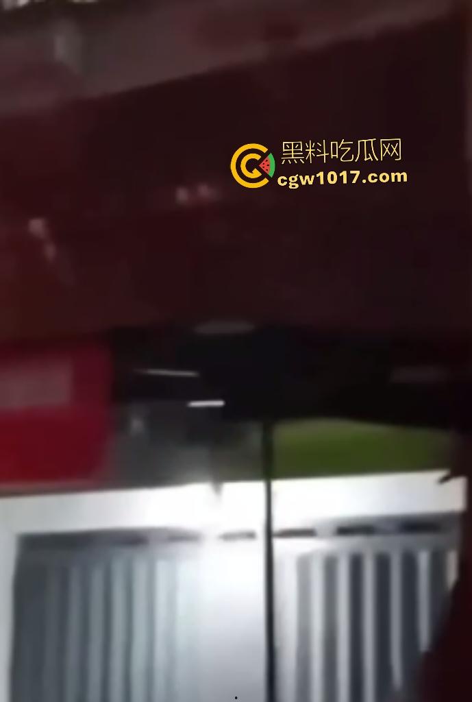 河南洛阳老王偷情被原配抓包,变猴子飞檐走壁抓电线逃阳台险些露牛子,一跳下来观众蜂拥围堵,老王这回你惨了!-8