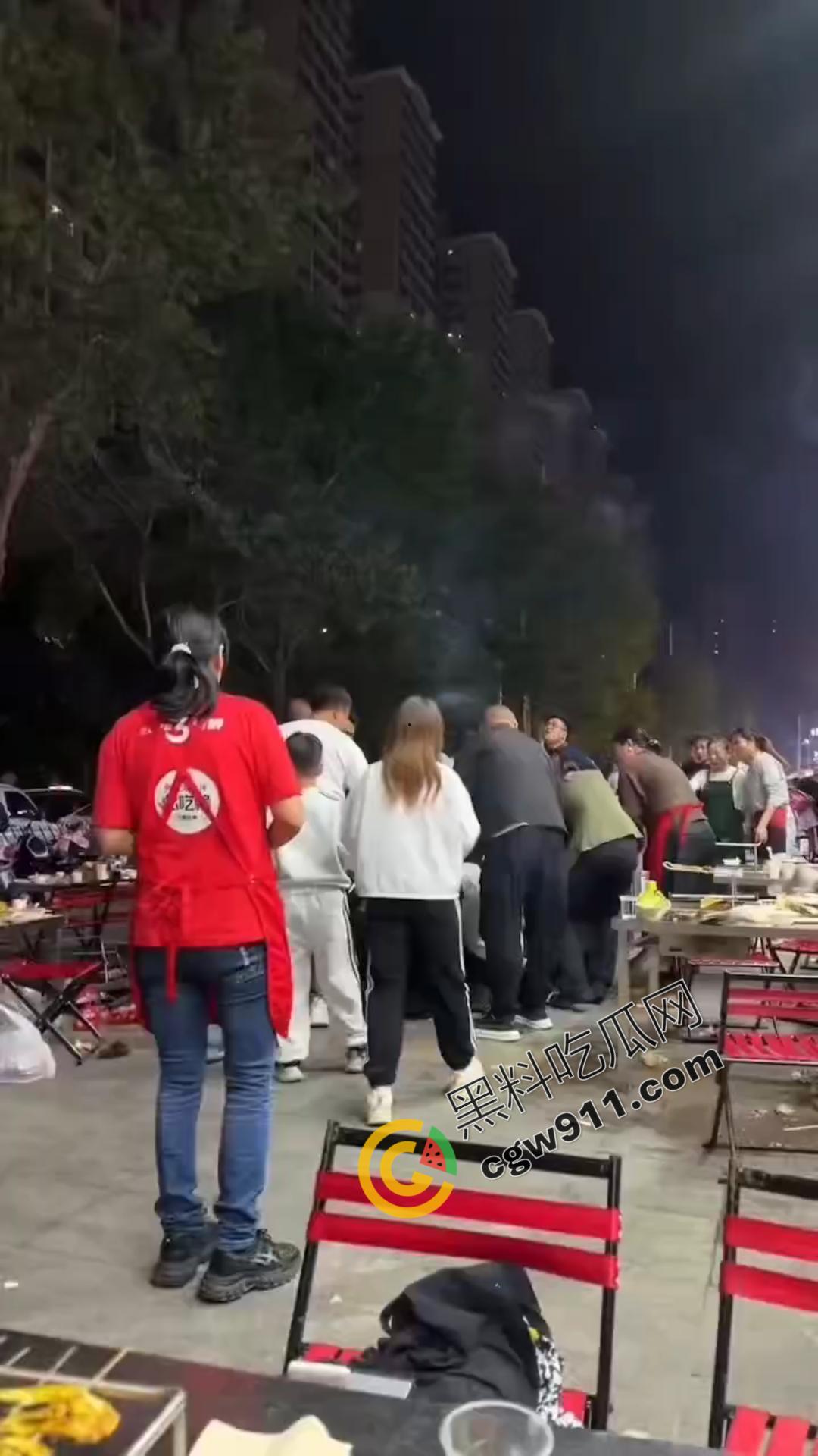 桌边烟雾引发剧烈斗殴！女子情绪失控，拳脚相向，结果被围殴，现场混乱不堪，惨况令人心惊-3